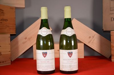 deux bouteilles de vin posées sur une table l'une à côté de l'autre