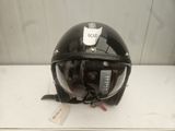 un casque noir muni d'une étiquette, posé sur une table