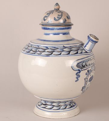 un vase bleu et blanc avec un couvercle sur une table