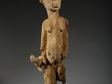 une image représentant une statue en bois d'un homme tenant un couteau
