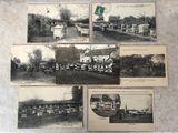 plusieurs vieilles photographies en noir et blanc représentant des personnes et des véhicules devant une maison