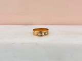 gros plan d'une bague en or ornée de deux diamants