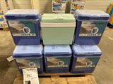 plusieurs cartons bleus et blancs empilés les uns sur les autres dans un entrepôt