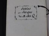 un petit livre sur lequel figurent des inscriptions, posé sur une table
