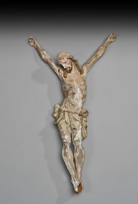 une image représentant une statue de Jésus sur une croix, accrochée au mur