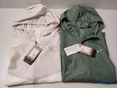 deux vestes avec leurs étiquettes, posées l'une à côté de l'autre
