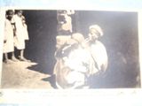 une vieille photo d'un homme tenant un bébé dans ses bras