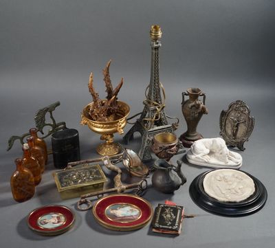 Lot de BIBELOTS comprenant pied de lampe tour Eiffel (H. 35 cm), baise - Photo 1