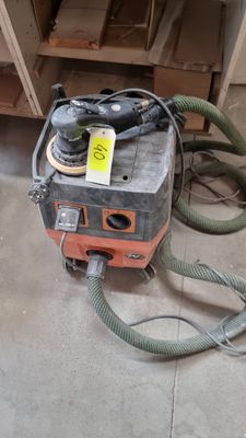 a machine that is sitting on the floor in the room