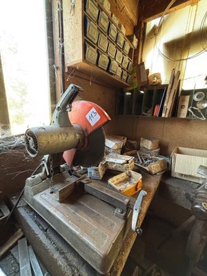 une machine posée sur une table