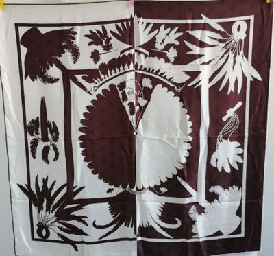 une écharpe marron et blanche accrochée au mur