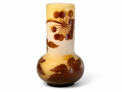un vase orné d'un motif marron et blanc