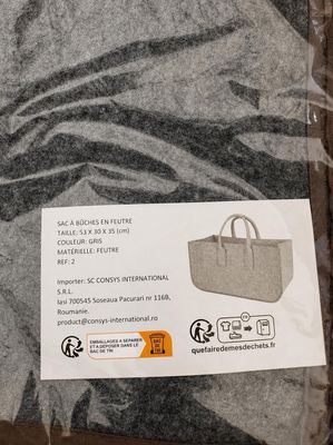 un sac posé sur une couverture