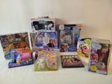 un grand nombre de jouets posés sur une table