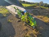 un vélo garé sur le bord de la route
