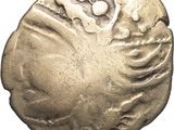 Gros plan sur une pièce d'argent ornée d'un oiseau
