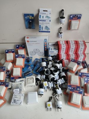 tout un tas d'appareils électriques posés sur la table