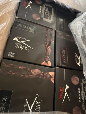 plusieurs boîtes de chocolats posées sur une table recouverte d'un film plastique