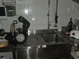 une cuisine équipée d'un évier en inox et d'un plan de travail