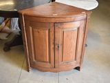 une armoire d'angle avec un plan de travail en marbre, placée au milieu d'une pièce