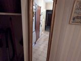 un miroir dans un coin de la pièce, à côté d'un placard