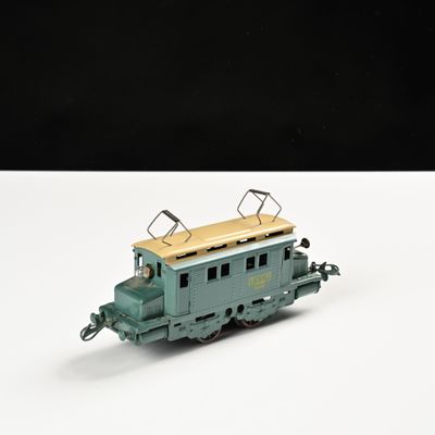 un petit train sur une surface blanche avec un fond noir