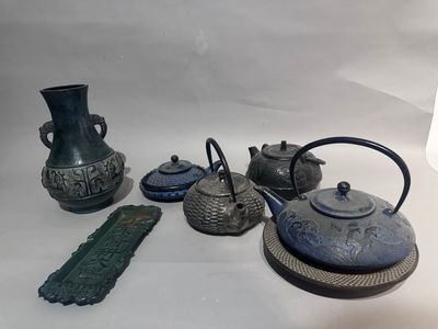 un grand nombre d'objets posés sur une table