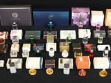 beaucoup de parfums et de flacons de parfum sur la table
