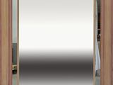 une photo d'un grand miroir avec un cadre en bois