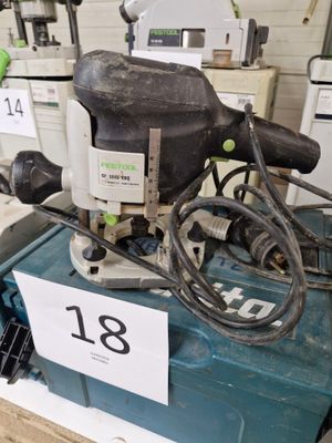 une machine posée sur une table