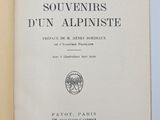un livre ouvert sur lequel figure l'image d'un arbre
