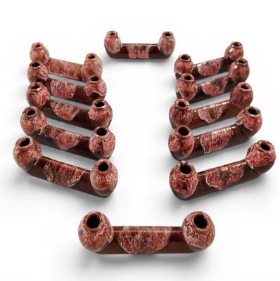 un gros plan sur un ensemble de porte-tubes posés sur une surface blanche