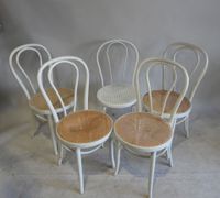 Suite de cinq chaises bistrot en bois laqué blanc type THONE…