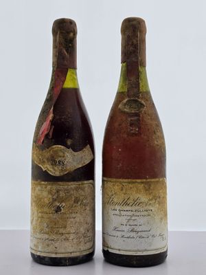 deux bouteilles de vin posées l'une à côté de l'autre sur une table