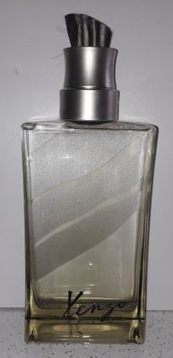 une image représentant un flacon de parfum posé sur une table