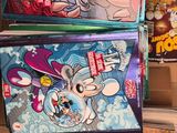 beaucoup de livres dans une boîte posée sur le sol