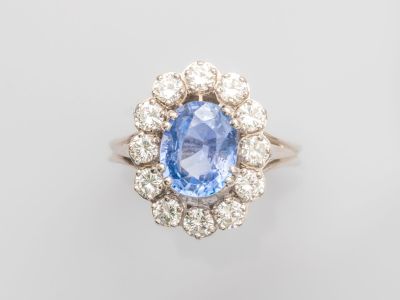 une bague à grappes sertie d'un saphir bleu et de diamants