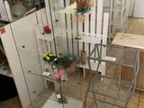 une vitrine en verre contenant des fleurs, dans un magasin