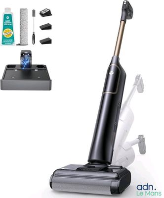 un aspirateur posé sur le sol à côté d'autres objets