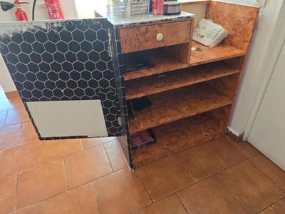 un petit meuble sur lequel est posé un téléphone, dans une cuisine