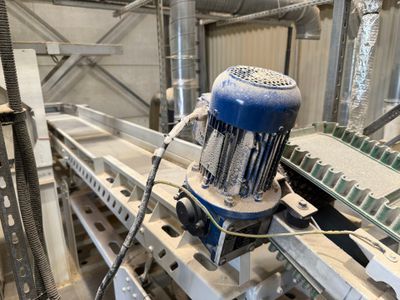une machine qui fonctionne sur un tapis roulant dans une usine