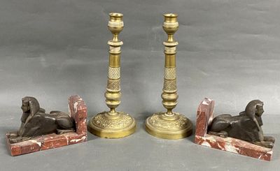 trois bougeoirs anciens en laiton ornés de statues de sphinx sur des socles en marbre