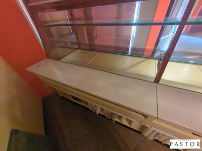 une vitrine en verre au milieu d'une pièce