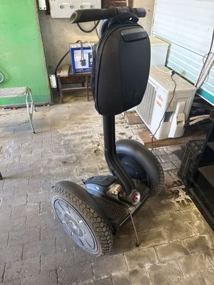 un scooter garé dans un garage