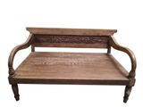 une photo d'un banc en bois dont le dossier est sculpté