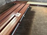 un banc en bois posé dans une pièce aux murs en béton