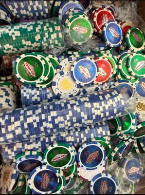 une pile de jetons de poker posée sur une table
