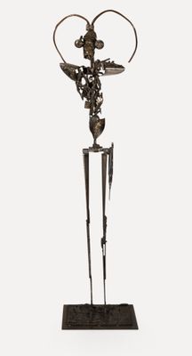 une image représentant une sculpture d'une femme avec une fleur dans les cheveux
