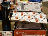 de nombreuses boîtes contenant des appareils électroniques sur le comptoir du magasin