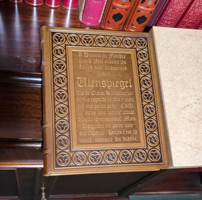 un livre posé sur une table à côté d'autres livres